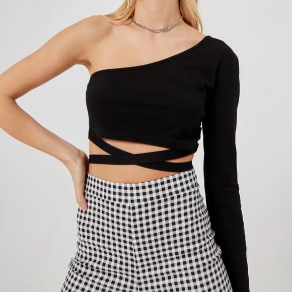 ROMWE Tops - Black Criss Cross One Shoulder Crop Top